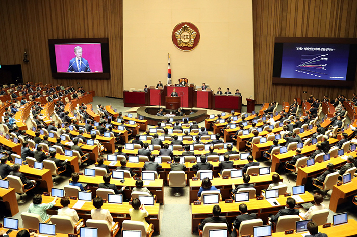 President Moon Jae-in delivers his first address to the National Assembly on June 12, asking the assembly to pass his supplementary budget bill on job creation. This is the earliest in a presidential term that a Korean president has ever spoken to the National Assembly. It's also the first presidential speech to the National Assembly to ever use a PowerPoint slide presentation.