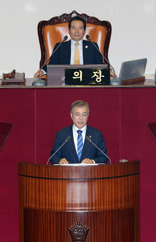 President Moon Jae-in (bottom) delivers his first address to the National Assembly on June 12, asking for the cooperation of lawmakers to pass his supplementary budget bill that targets job creation.