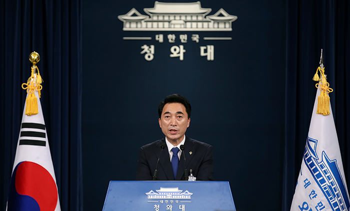President Moon Jae-in will visit Washington from June 28 to July 1 to hold his first Korea-U.S. summit with U.S. President Donald Trump. Cheong Wa Dae spokesperson Park Soo-hyun speaks during a briefing on June 12. (Jeon Han)