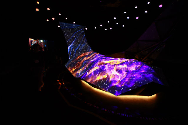 An installation at the Australia Pavilion continues to attract visitors with its cutting-edge multimedia display (photo: Yonhap News).