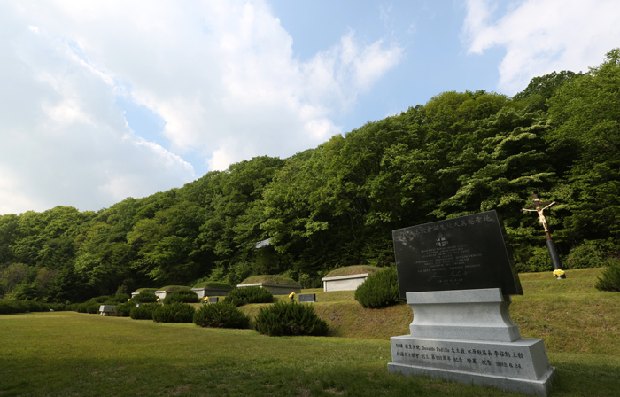 The tombs of Catholic martyrs Jeong Yak-jong (later baptized as Augustinus), Yi Seung-hun, Gwon Il-sin (Francis Xavier), Gwon Cheol-sin (Ambrosius) and Yi Byeok are at the Chon Jin Am memorial site in Gwangju, Gyeonggi-do (Gyeonggi Province). (photo: Jeon Han)