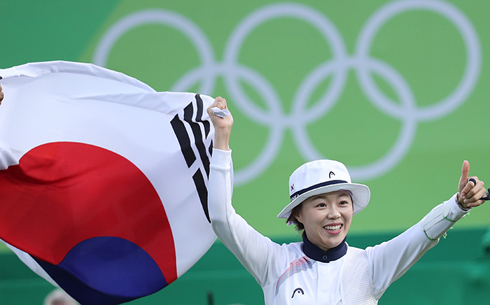 Chang Hyejin celebrates victory with the Korean national flag, the Taegeukgi, after winning the women’s archery individual event at the Rio 2016 Olympics Games on Aug. 11.