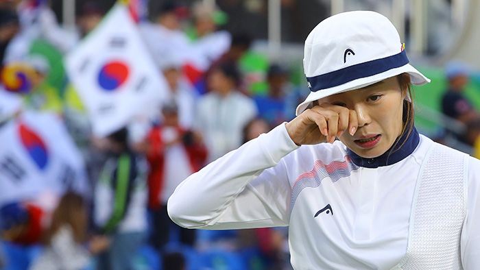 Chang Hyejin sheds tears after winning the gold medal in the women's archery individual final at the Sambodromo in Rio de Janeiro on Aug. 11.