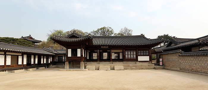 The front garden of the Nakseonjae in Changdeokgung Palace. (photo: Jeon Han)