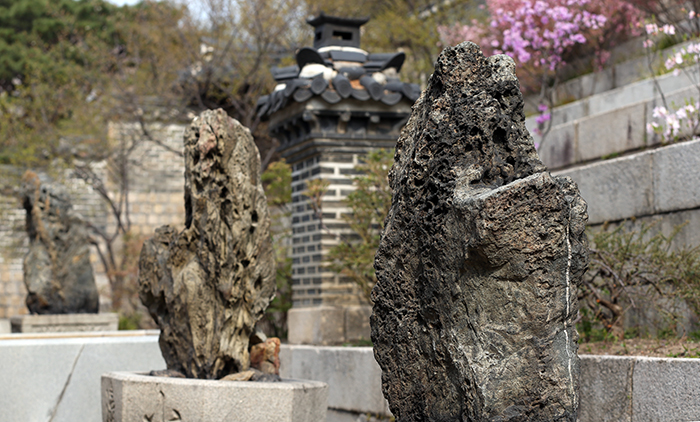 The three mountain-shaped stones reflect people’s belief in Taoism during the Joseon Dynasty. (photo: Jeon Han)
