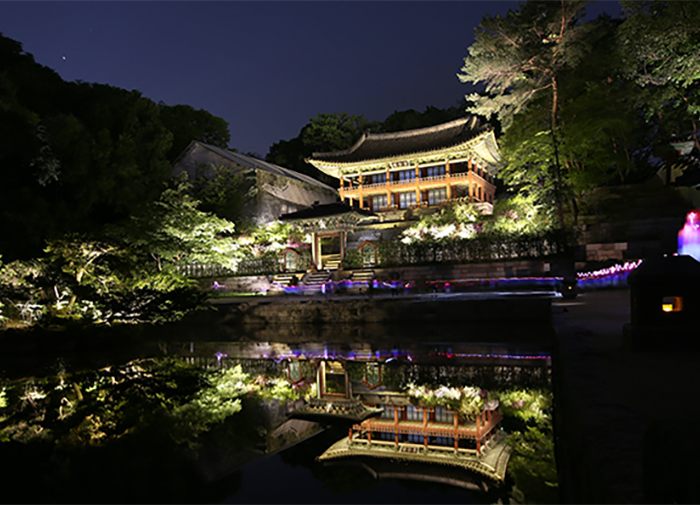 Opening the royal palaces during the evenings has helped increase annual visitor numbers, as people can now enjoy the palace grounds at night under the moonlight. The photo is from the Changdeokgung Palace Moonlight Tour.