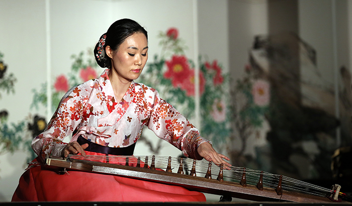 At the Yeongyeongdang House, the melody of a gayageum floats through the air while breaking the solitude.