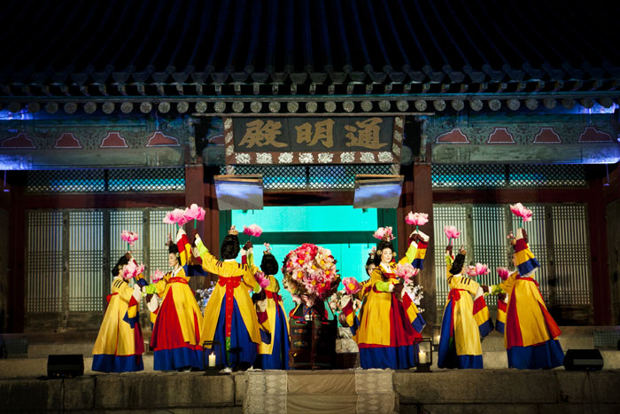 Court dance performance at Tongmyeongjeon, Changdeokgung Palace (photo courtesy of the Cultural Heritage Administration)