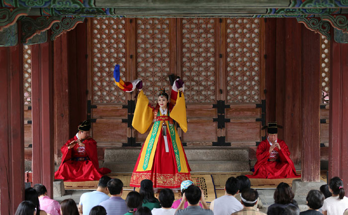 Visitors attend a solo court dance and court music performance at Changgyeonggung Palace. (photo: Jeon Han)