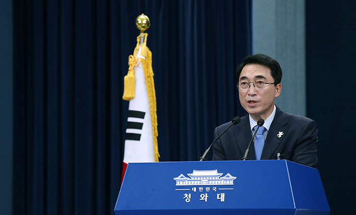 Cheong Wa Dae spokesperson Park Soo-hyun announces President Moon Jae-in’s choice of new vice-minister level officials, at the Chungchugwan press center at Cheong Wa Dae on July 17. Pictured is the spokesperson at a briefing on July 12. (Jeon Han)