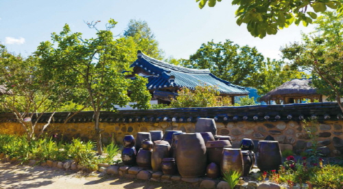 Hanok (Korean traditional houses) and Jangdokdae (a platform for Korean traditional crocks of sauces and condiments) in the Cheongpung Cultural Heritage Complex