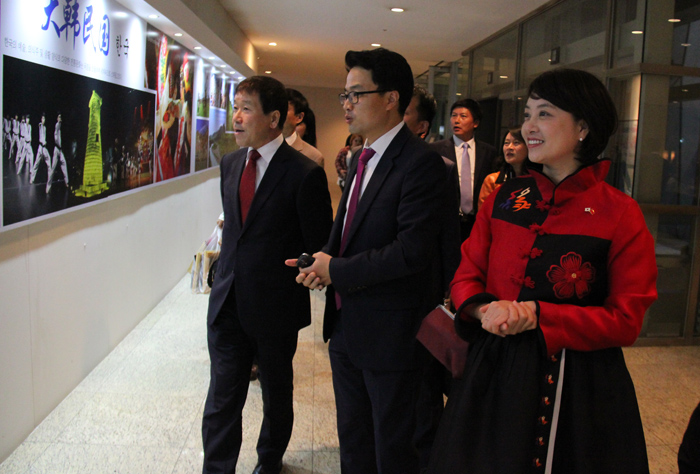  Kim Jae-won (left), director of the Korea Culture and Information Service, and Qu Huan (right), chairman of the Korea China Association for Cultural Exchange, peruse the photographs on display in the lobby of the Sheraton Grande Walkerhill hotel in Seoul before the opening ceremony of the 2014 Korea-China Cultural Festival on October 17. 