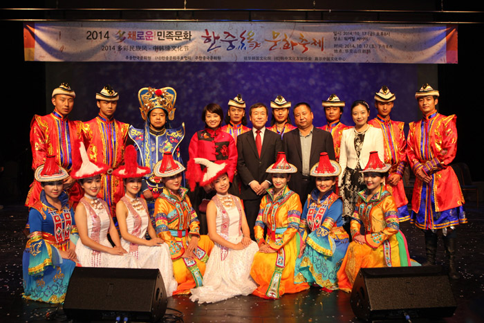  Performers and guests pose for a photo on stage. (photo courtesy of the Korea China Association for Cultural Exchange) 
