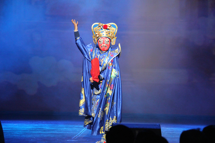  The performance by a Yugur performer symbolizes a figure from Sichuanese opera. A series of mask changes mesmerized the audience. 