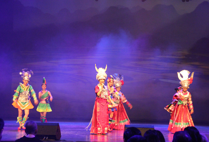  A dance and song performance from Guizhou Province depicts the pleasant life in the beautiful mountains of Guizhou. 
