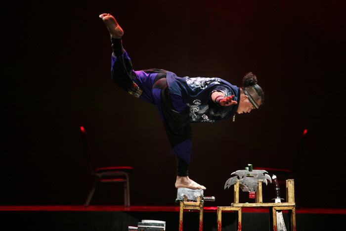  A performer walks on the edge of sharpened cleavers. The performance received a round of applause from the audience. (photo courtesy of the Korea China Association for Cultural Exchange) 