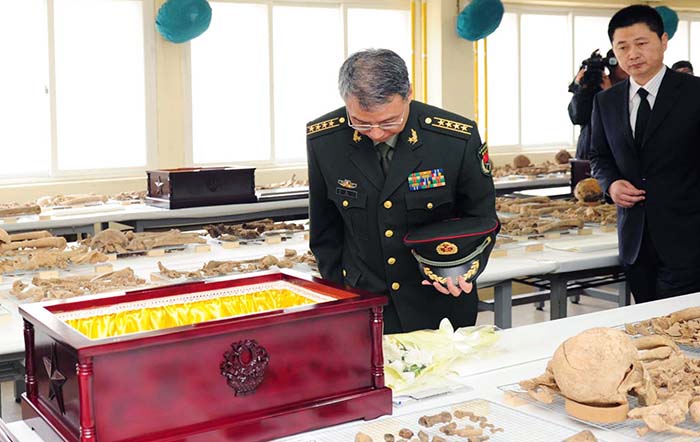 A Chinese government official pays respects to the remains of Chinese soldiers on March 17. (photo courtesy of Ministry of National Defense)