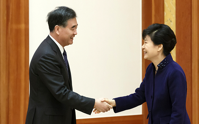 President Park Geun-hye (right) welcomes Chinese Vice Premier Wang Yang during his visit to Korea for the opening of the China Travel Year 2015 events, on January 23. 