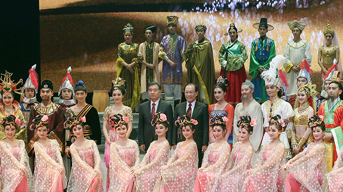 Deputy Prime Minister Hwang Woo-yea (second row, sixth from right) and Chinese Vice Premier Wang Yang (second row, fifth from left) pose for a group photo along with members of the Ganshu Sheng dance troupe during the opening ceremony for the China Travel Year 2015 events. 
