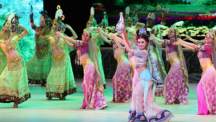 The Ganshu Sheng dance troupe performs the "Rain is Sprinkling Like Flowers on the Silk Road" dance, a symbol of global cultural exchange, on January 23. 