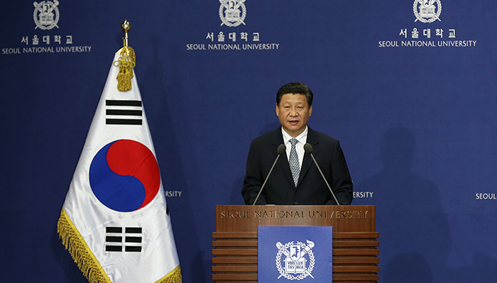 Chinese President Xi Jinping makes a speech at the Global Education Center for Engineers at Seoul National University during his state visit to Korea, on July 4. Some 500 professors, student and government officials were present at the event. (photo: Jeon Han) 
