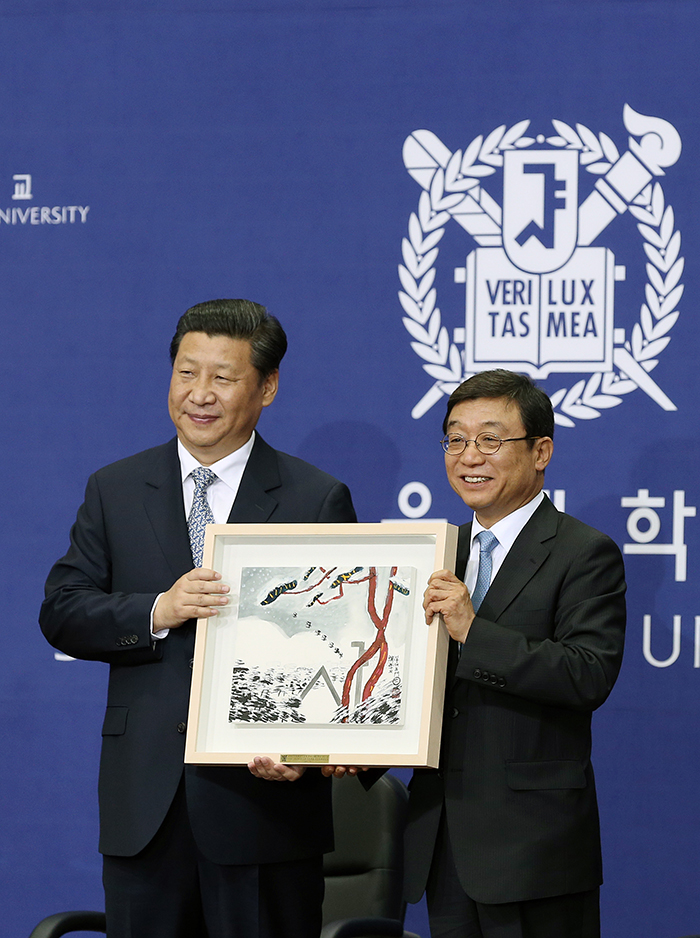  Chinese President Xi Jinping receives a painting from SNU President Oh Yeon-cheon titled 