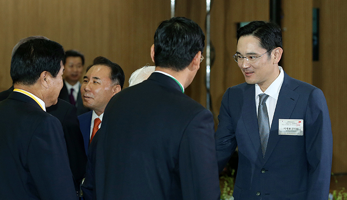 Samsung Electronics Vice Chairman Lee Jae-yong (right) greets audience members after a speech by Chinese President Xi Jinping at Seoul National University. (photo: Jeon Han) 