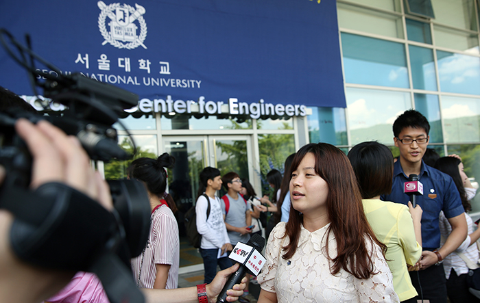 Chinese media outlets interview students who listened to Chinese President Xi Jinping's speech at Seoul National University on July 4. (photo: Jeon Han) 