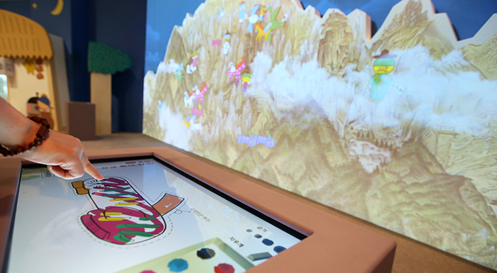 The Children's Museum at the National Museum of Korea holds a special exhibit 'Seonbi Goes to Geumgangsan Mountain.' In the exhibit, children can draw on an interactive screen with a mountain-themed Joseon painting.