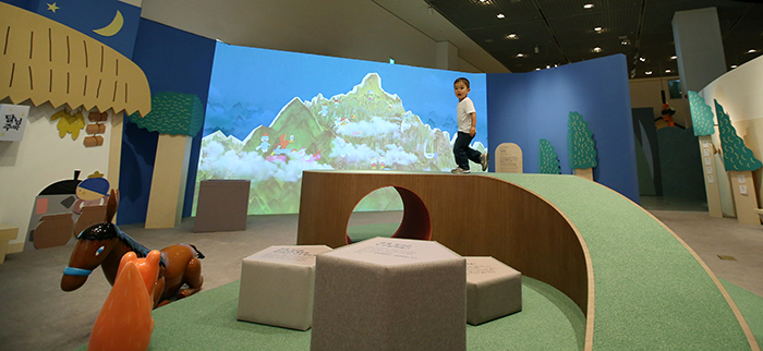 The play area at the museum is designed around the famous 'Chongseokjeong Pavilion’ painting originally created by Joseon painter Jeong Seon (1676-1759).