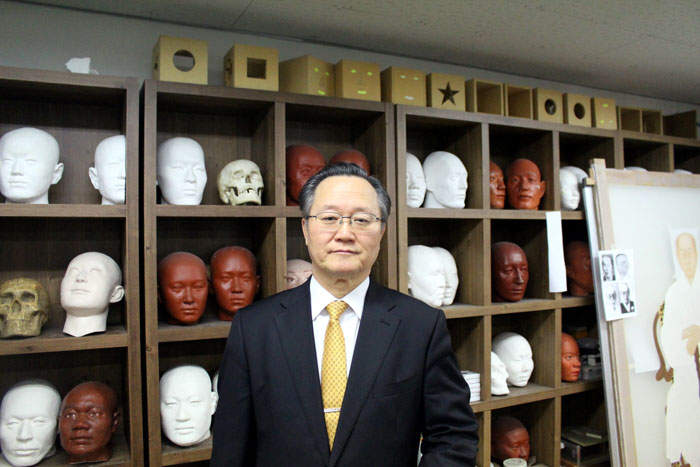 Cho Yong-jin of the Korea Face Institute spends his life researching the face of the Korean people. With a background as a painter who majored in anatomy and anatomical drawings, his experience covers many areas, such as history, anthropology and medicine.