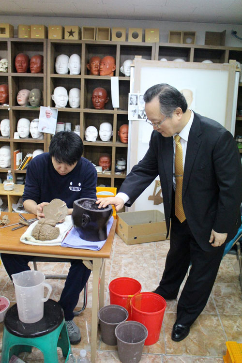 Cho (right) explains to a student the structure of the human brain.