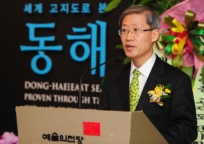 Vice Minister of Culture, Sports and Tourism Cho Heyun-jae delivers a congratulatory speech at the opening ceremony of the map exhibition at the Seoul Arts Center on March 22.
