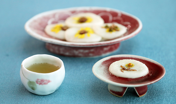 Chrysanthemum pancakes are one of the two main items that people enjoyed as a seasonal custom on the day of Jungyangjeol, the ninth day of the ninth lunar month. <i>Gamguk</i> (감국), or yellow edible chrysanthemums, are used in this recipe.