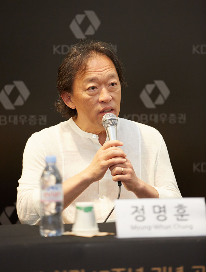 Chung Myung-whun, music director of Seoul Philharmonic Orchestra, answers questions from journalists (photo courtesy of Credia).
