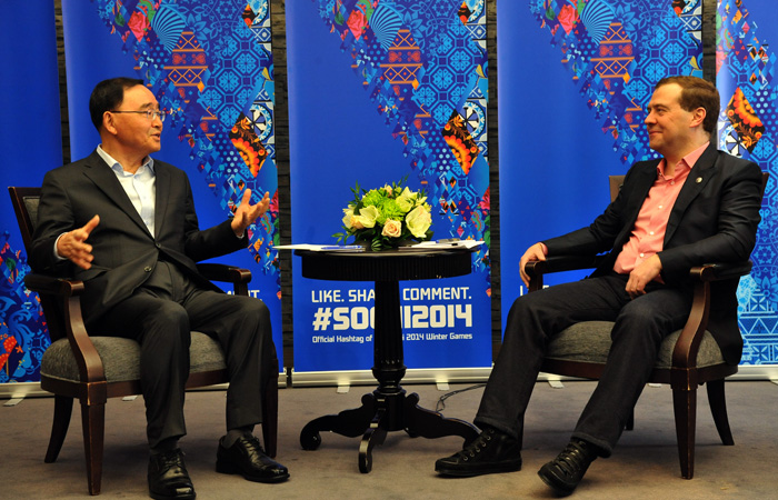  Prime Minister Chung Hongwon (left) and Russian Prime Minister Dimitry Medvedev discuss bilateral cooperation in Sochi, Russia, on February 22. (photo courtesy of the Prime Minister’s Office) 