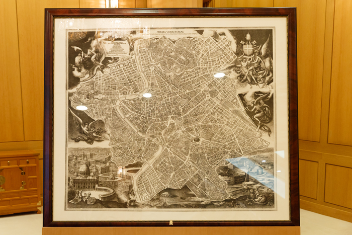 The pope presented a printed, realistic and intricate map of the city of Rome engraved on copper and made to celebrate 'The Major Jubilee' in 2000. It was initially given to the pope by the Vatican Apostolic Library. (photo: Cheong Wa Dae)