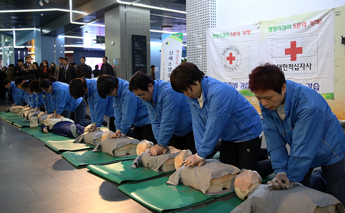 Korean Red Cross staff demonstrates CPR procedures during the civil defense drill, inside City Hall in central Seoul on March 14. (photo: Jeon Han)