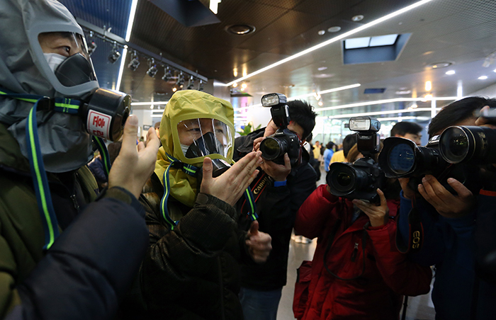 Citizens try on gas masks during the civil defense drill in the underground complex of the Seoul Metropolitan Government in central Seoul on March 14. (photo: Jeon Han)