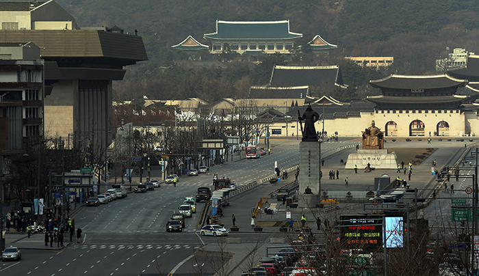 Emergency response vehicles participate in the civil defense drill at Gwanghwamun Square on March 14. (photo: Jeon Han)