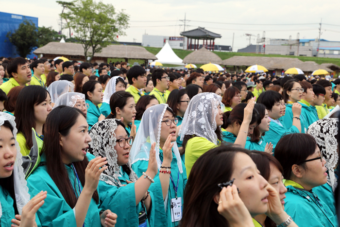 More than 6,000 Asian Youth Day participants from 23 countries take part in the closing Mass at the Haemi Fortress in Seosan, Chungcheongnam-do, on August 17. 