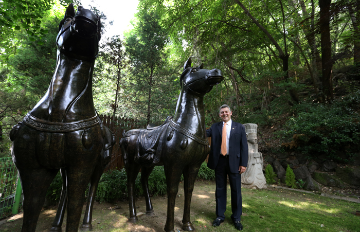Colombian Ambassador Jaime Cabal stands beside horse-shaped sculptures brought from Colombia at his official residence in Seongbuk-dong, Seoul (photo: Jeon Han).