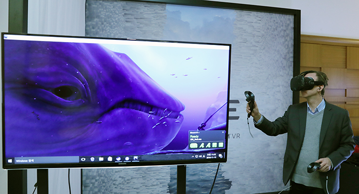 ‘국제 콘텐츠 컨퍼런스 2016’ 개막식이 15일 코엑스에서 열린 가운데 체험전시관을 찾은 관람자가 가상현실(VR)로 심해탐험을 체험하고 있다.