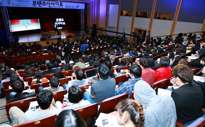 The COEX hall, venue for the 2014 Content Insight invitational event, is packed with people anxious to learn from Peter Del Vecho, producer of the mega-hit “Frozen,” on March 31. (photo courtesy of the KOCCA)
