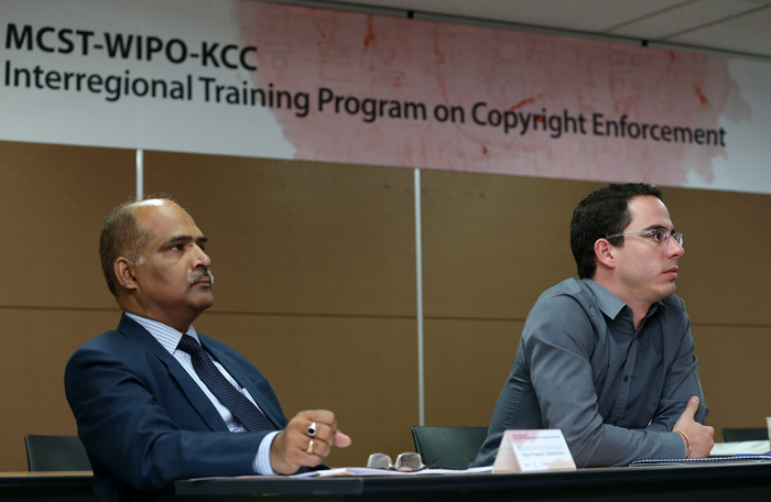 Vijay Prakash of the Indian Ministry of Human Resource Development and Luis Siquera of the Brazilian Ministry of Culture participate in the workshop (photo: Jeon Han).