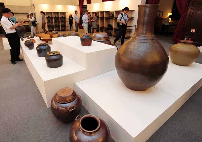 The 2014 Craft Platform exhibition showcases craftwork from each region of the country, until July 13 at Cultural Station Seoul 284 in central Seoul. 