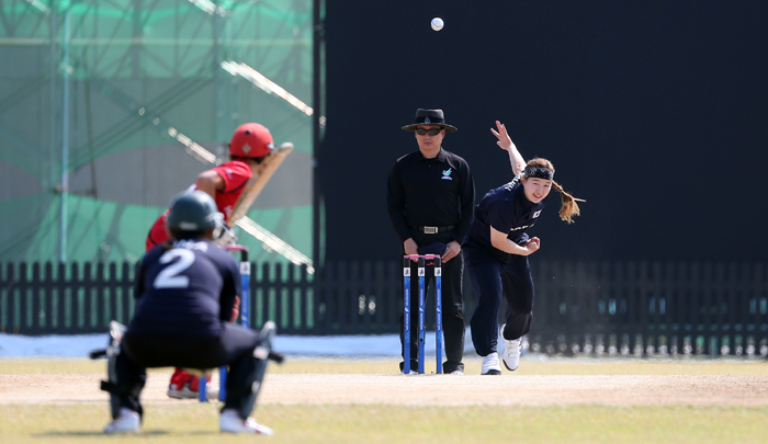 The Korean and Hong Kong women’s cricket teams vie for a win in the Group C preliminary match, at the Yeonhui Cricket Ground in Incheon on September 22. Pictured (right) is Korean bowler Song Seung-min. 