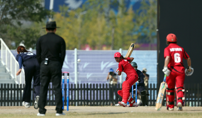 The women’s cricket teams from Korea, in black, and Hong Kong, in red, face off against each other in a Group C preliminary match at the Yeonhui Cricket Ground in Incheon on September 22.