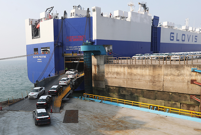 Automobiles are loaded onboard for export, on Jan. 2 at Pyeongtaek Port in Gyeonggi-do Province. A new online export registration system was introduced nationwide on Jan. 16.