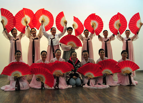 The King Sejong Institute has also been at the forefront of promoting Korean culture overseas with a variety of cultural hands-on programs. Students at the Beijing branch showcase a Korean fan dance performance on the last day of the language course (photo courtesy of the International Korean Language Foundation)